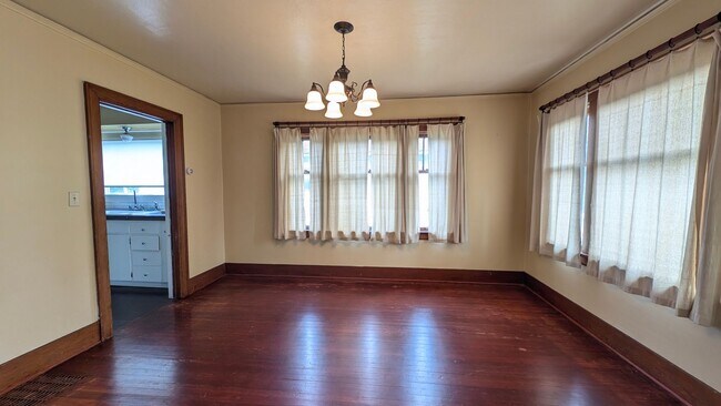 Building Photo - Charming 3 Bedroom House in Downtown