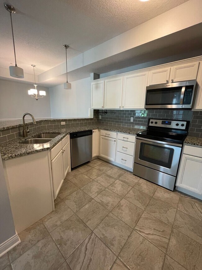 Building Photo - 2 bed/ 2 bath