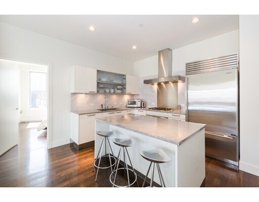 Building Photo - 332 Newbury St