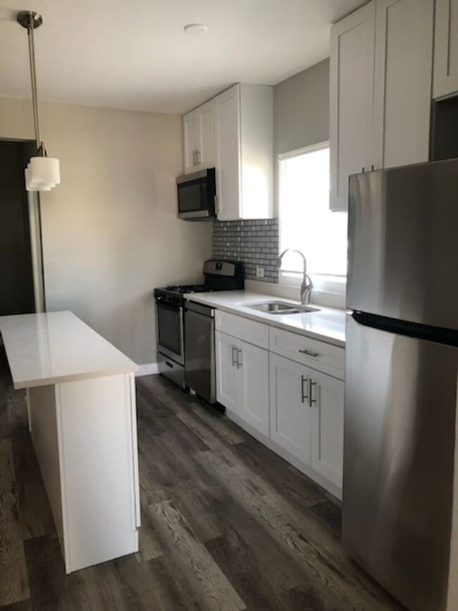 Building Photo - 4 Bedroom Beauty