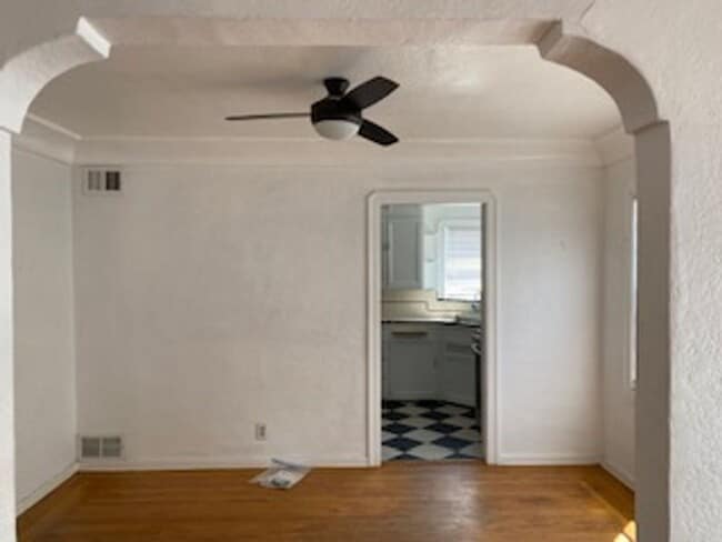 Building Photo - 2 Bedroom / 1 Bath