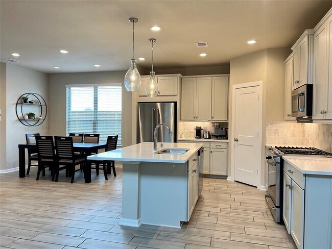 Building Photo - 7118 Grassland Vis Ln