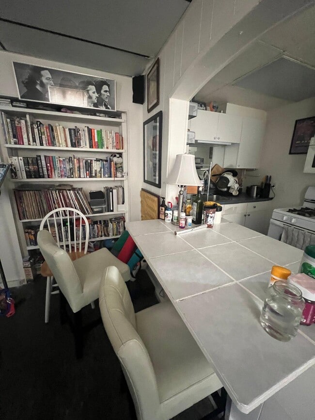 Building Photo - 1923 E Pratt St