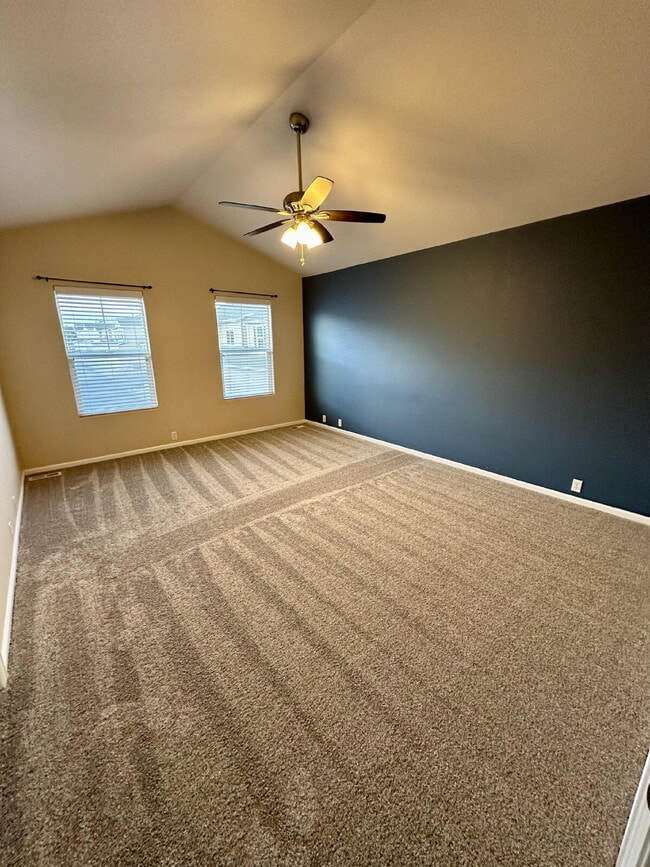 Foto del edificio - Stylish 2 bedroom Townhome end unit w/Loft 80923