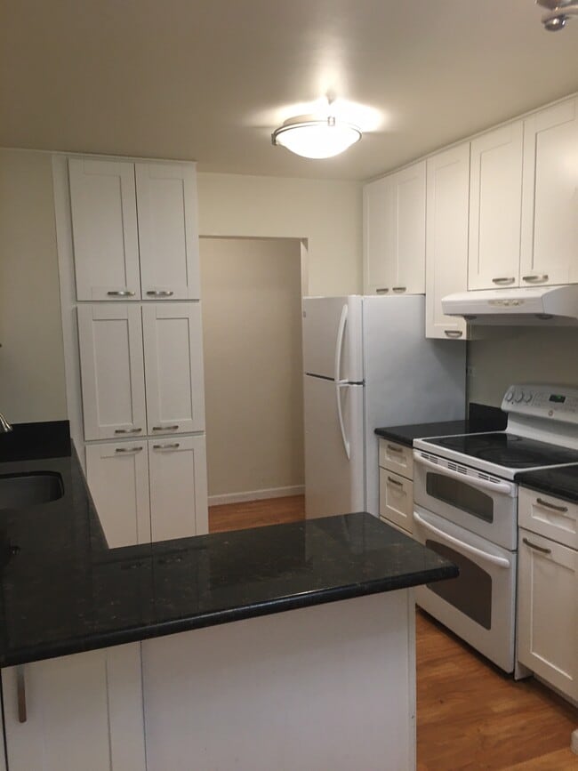 Building Photo - 1305 Boulevard Way