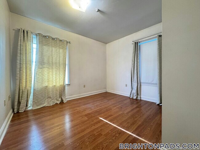 Building Photo - 8-10 Glencoe St.