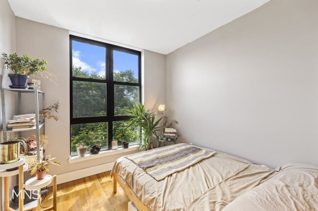 Foto del edificio - 365 Tompkins Avenue