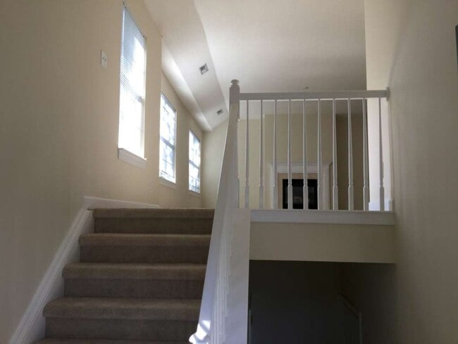 Foto del edificio - MOVE-IN READY CORNER UNIT IN CRESCENT CONDOS