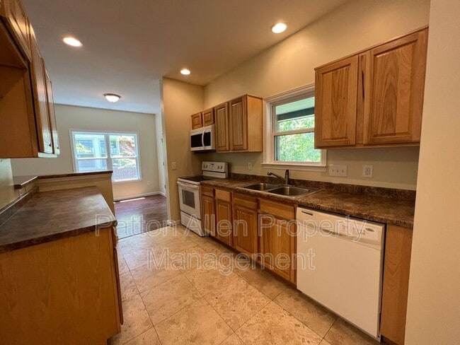 Building Photo - 64 Barnard Ave