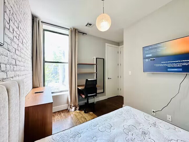 Foto del edificio - Furnished room/NOT APARTMENT