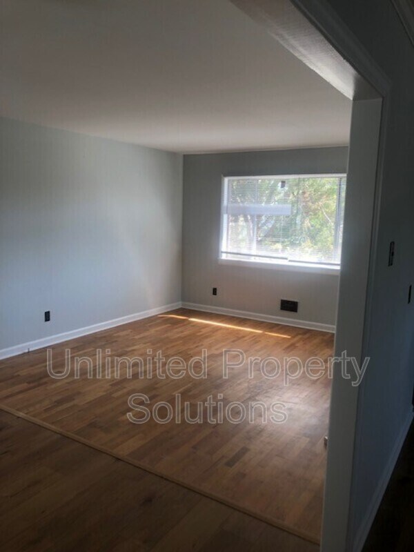 Building Photo - 210 S 14th St
