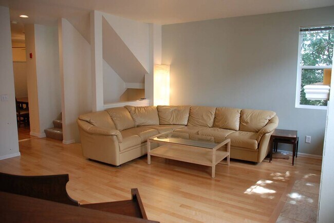 Building Photo - Charming 3-Bedroom Townhome with Office, B...
