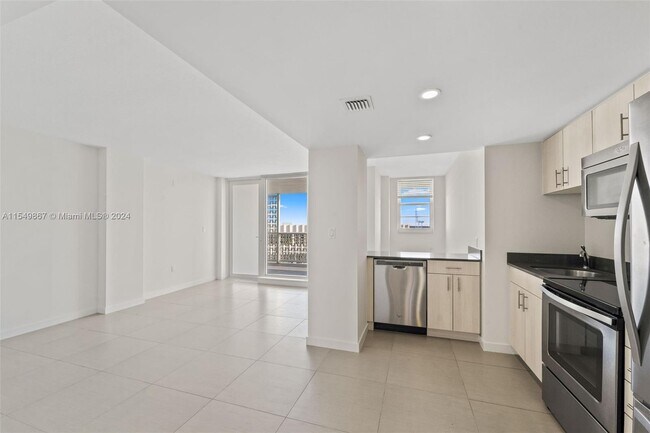 Building Photo - 910 West Ave