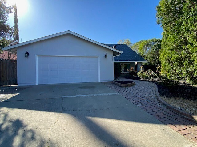 Primary Photo - Beautiful 5 Bedroom - 3 Bathroom in Sacram...