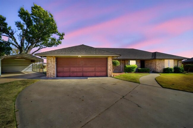 Building Photo - 308 SE Camelot Dr