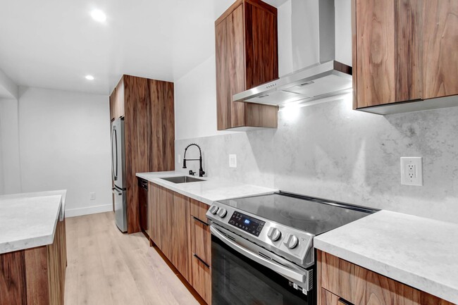 Interior Photo - 8300 De Longpre