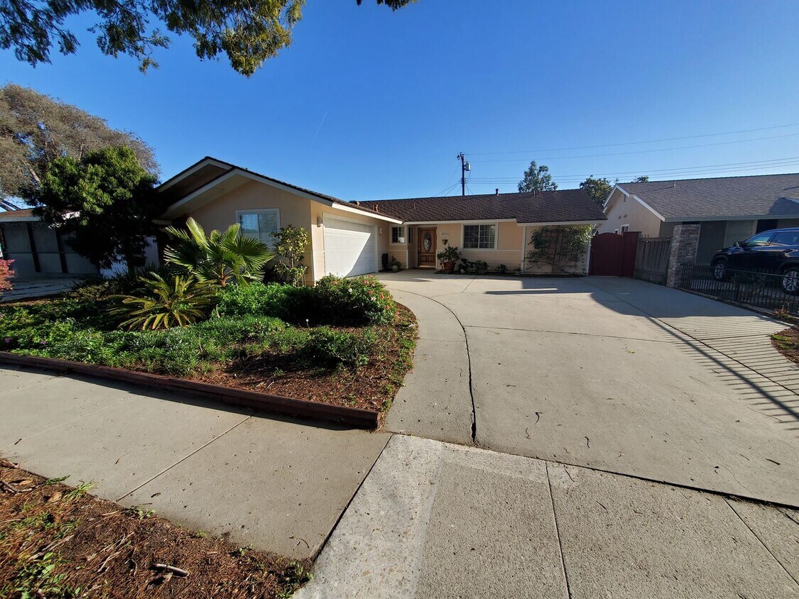 Foto principal - Wonderful Mid Century Home available for lease