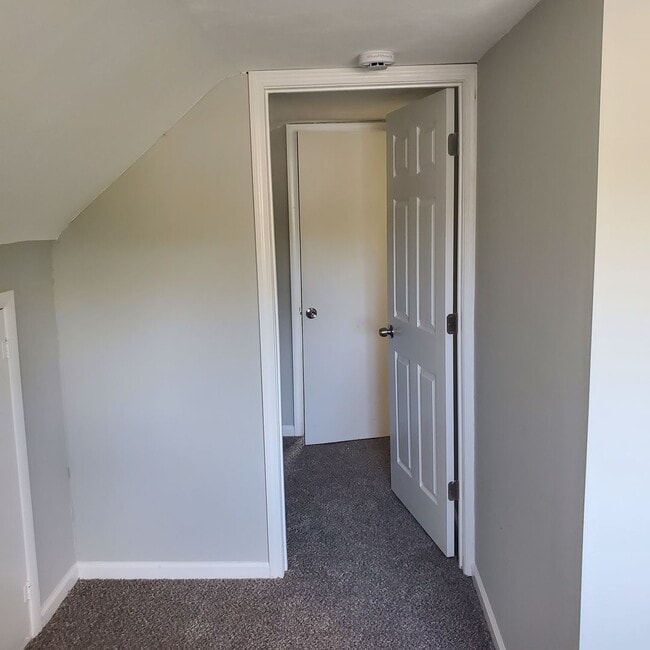 Building Photo - 4BDRM 1 1/2 BATH HOUSE FOR RENT