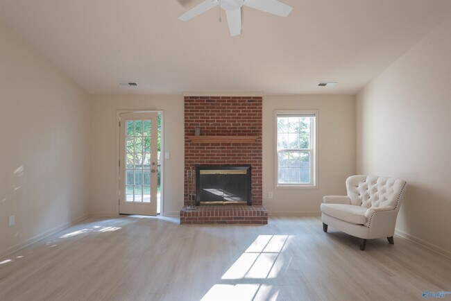 Building Photo - 104 Sleepy Hollow Ln