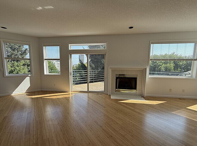 Foto del edificio - Filled With Natural Light! Updated SW Portland Townhome with City Views. New Interior Paint & Flo...