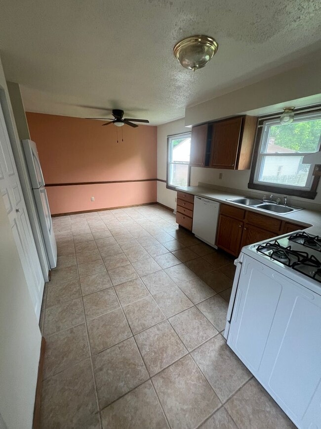 Building Photo - Millcreek 3 Bedroom House