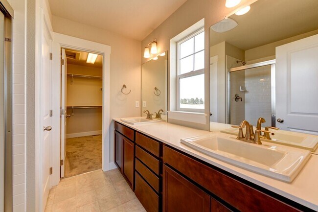 Foto del edificio - 2778 Emerald Lk Ln