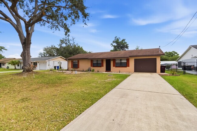 Building Photo - Charming 2/2 Spacious Home with/ 1 Car Garage in St. Cloud Close to the Lakefront Park
