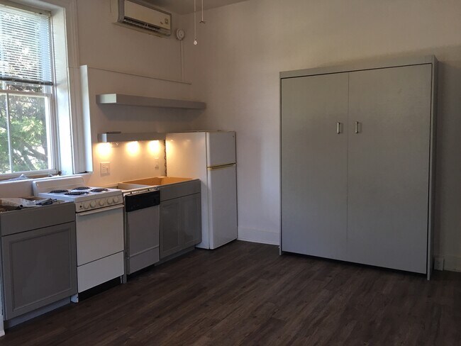 Kitchen w/oven, stove, fridge, marble countergranite coutertop - 814 E High St