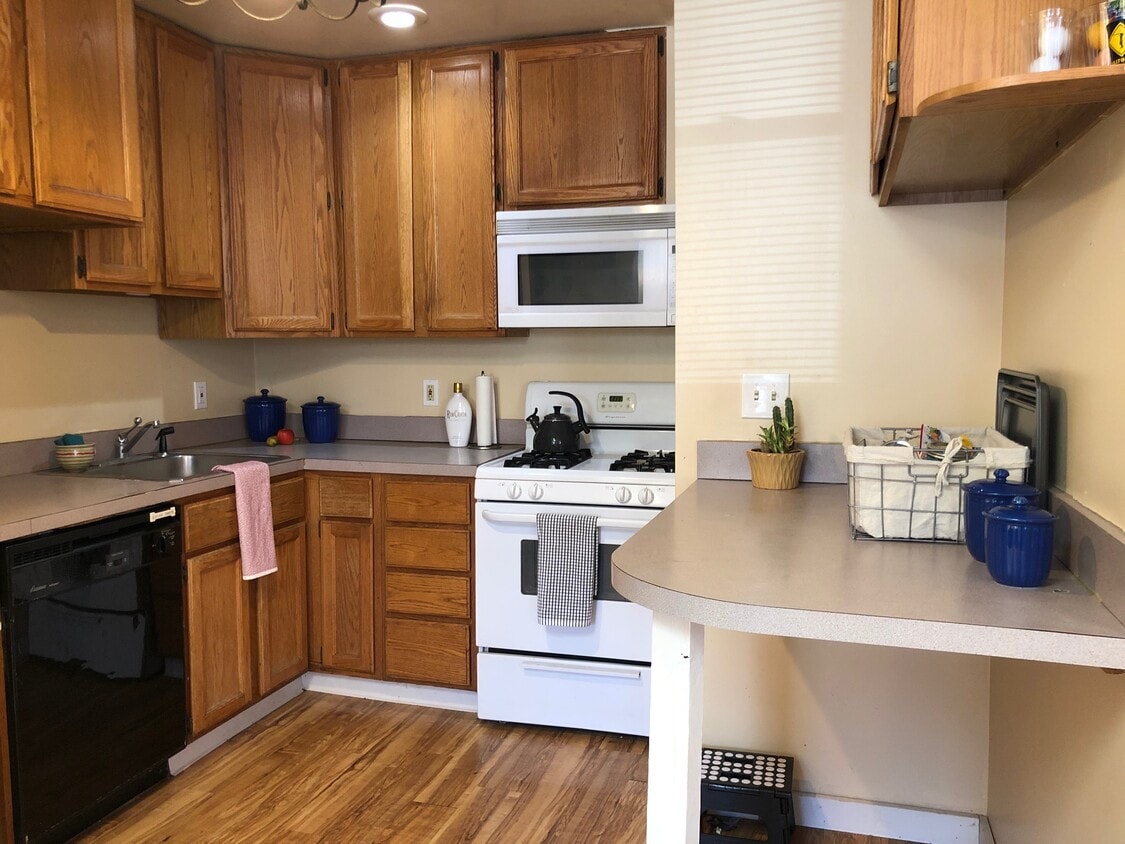 Kitchen - 614 University Ave