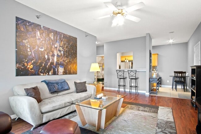Building Photo - Easy living Condo with 1 car garage!