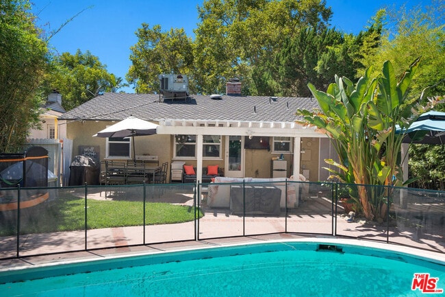 Foto del edificio - 5146 Topanga Canyon Blvd