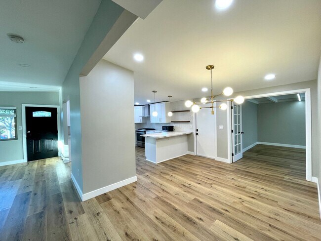 Building Photo - Gorgeous Updated 3B/2BA Home w/ 2 Main Roo...