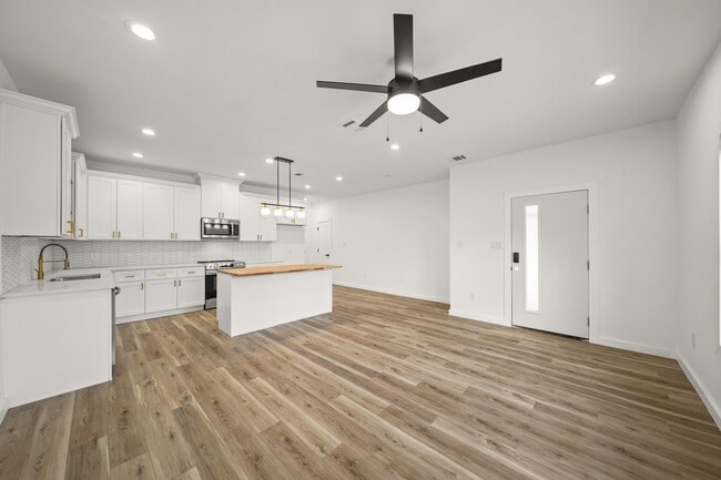 Building Photo - 6206 Lyndhurst Dr