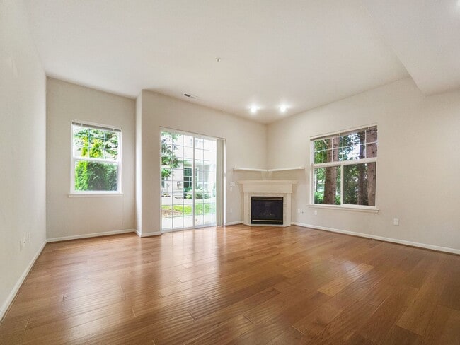 Building Photo - Comfortable 3-Bed End Unit Townhome Near F...