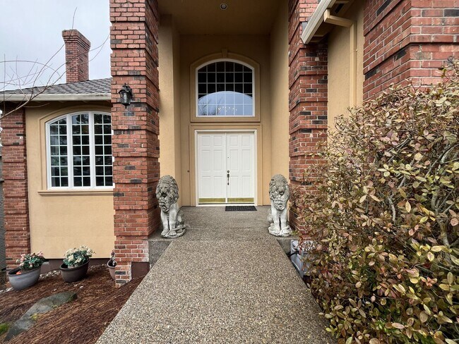 Foto del edificio - Executive-Style Northwest Heights Home with Forest Views and Refined Architectural Details