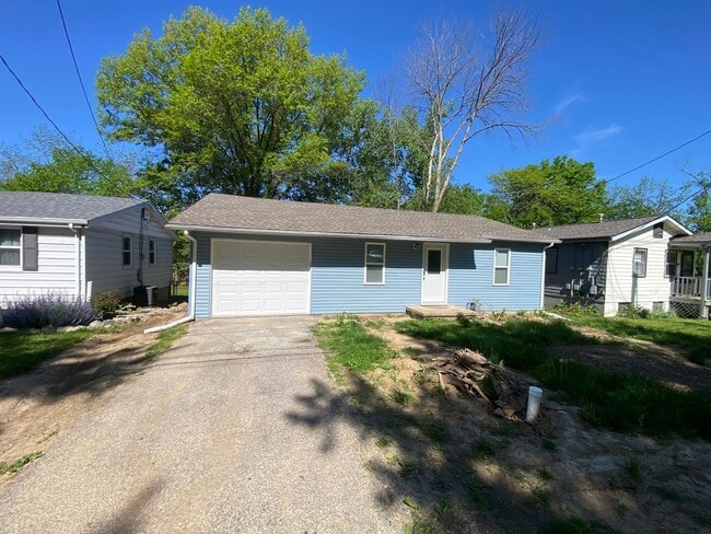 Building Photo - Convenient 2BR Rental Near Amenities: Your...