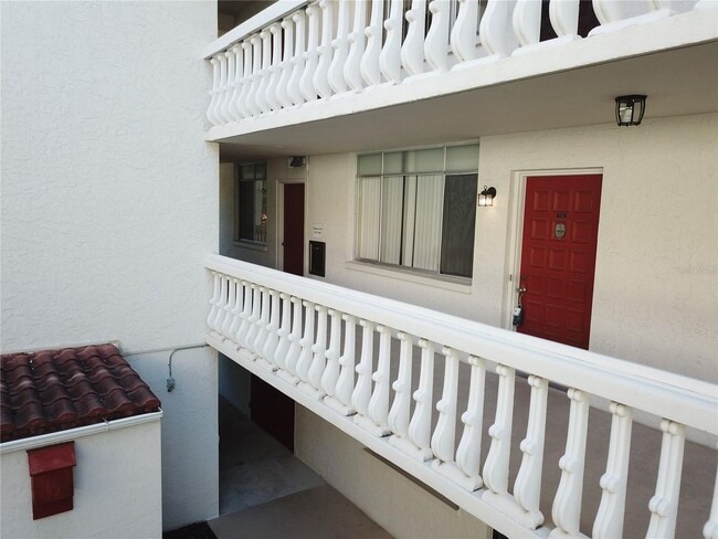 Building Photo - Beautifully updated (1) bedroom (1  1/2) b...