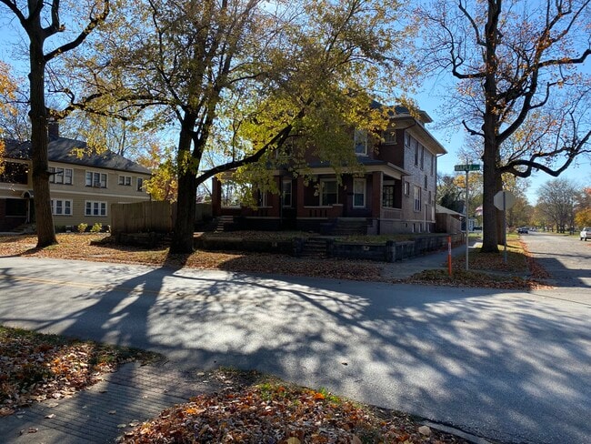 Building Photo - 1003 Maple Ave