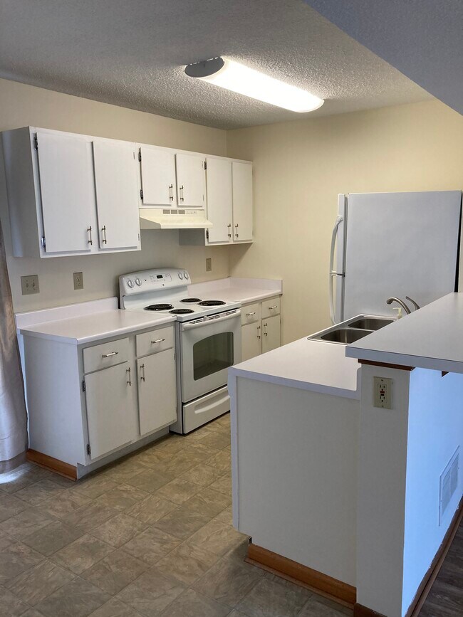 Kitchen - 4921 Stoneybrook Blvd
