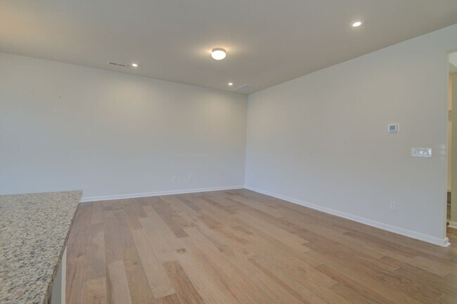 Building Photo - Modern Elegance: 3 Bed, 2.5 Bath Like-New ...