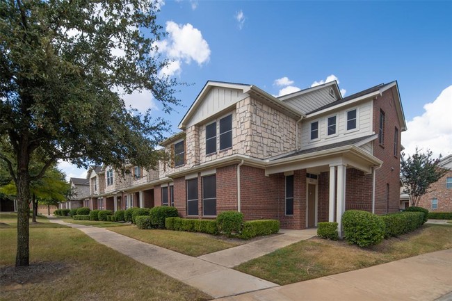 Building Photo - 2215 Canterbury Park Dr