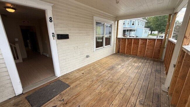 Foto del edificio - 5 Bedroom 2 bathroom House Available for r...