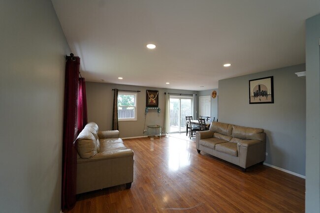 Foto del edificio - 807 Mansfield Ct