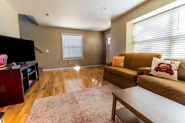 Building Photo - Spacious perfect location house steps from...