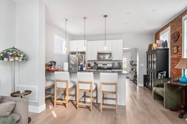 Foto del edificio - EAST FRANKLINTON ARTIST DISTRICT!  SUNNY NEWLY RENOVATED HOME on DOUBLE LOT