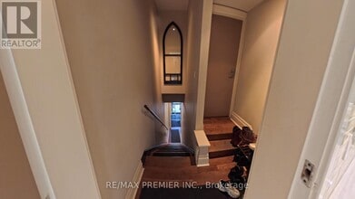 Building Photo - 718 Bathurst St