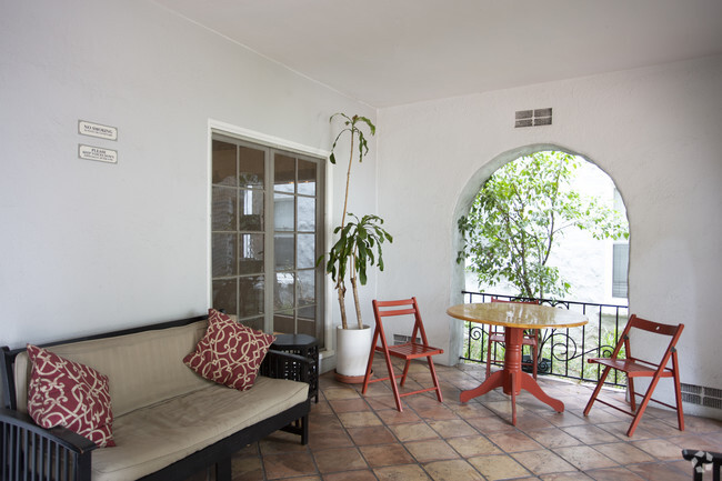 Patio - Chateau El Cerrito Apartments