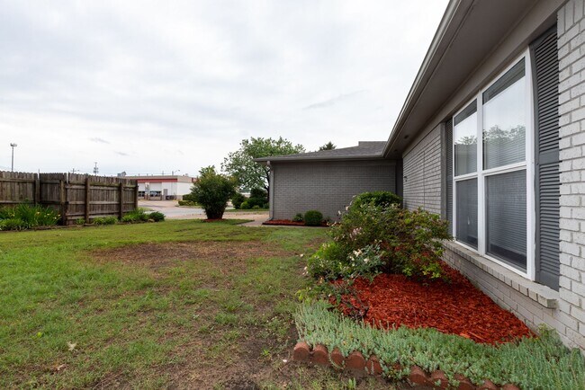 Building Photo - Newly Renovated 3 Bed / 2 Bath Duplex in T...