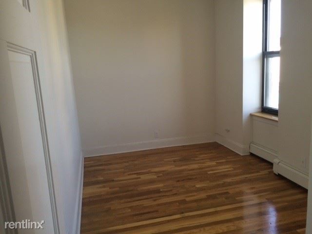Building Photo - 3148 Steinway St