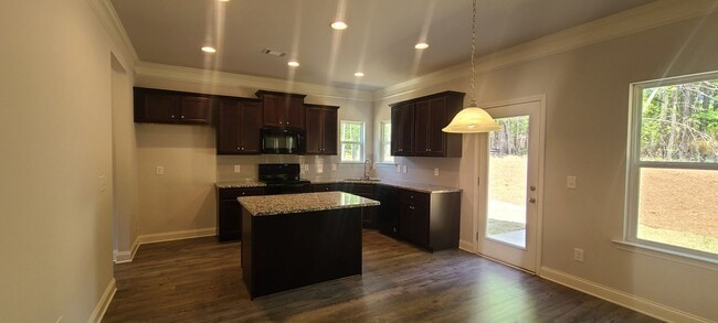 Building Photo - Like New 5 bed 3.5 Bath Home in Beautiful ...